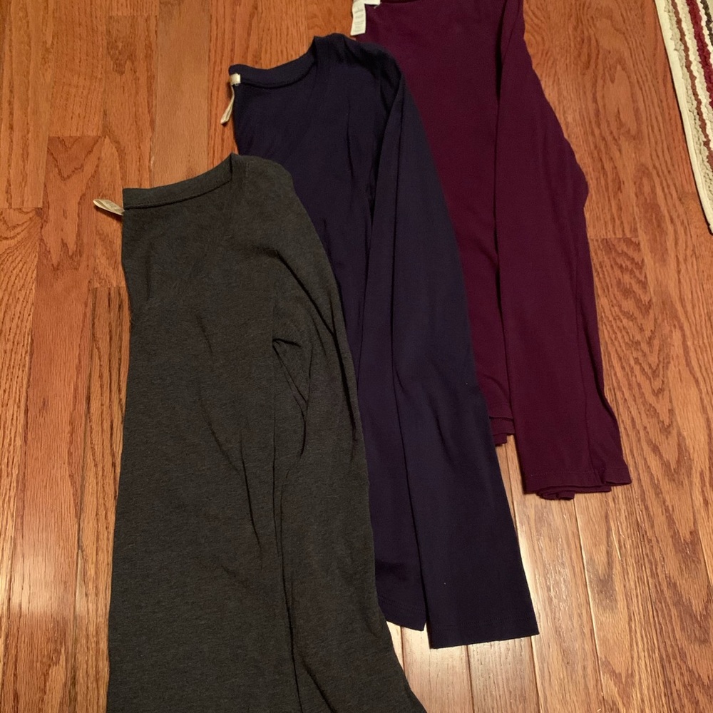 BUNDLE 3 long sleeve v-neck tees size large